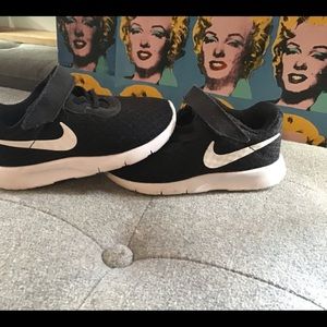 Gently used infant boy Nike’s size 7c